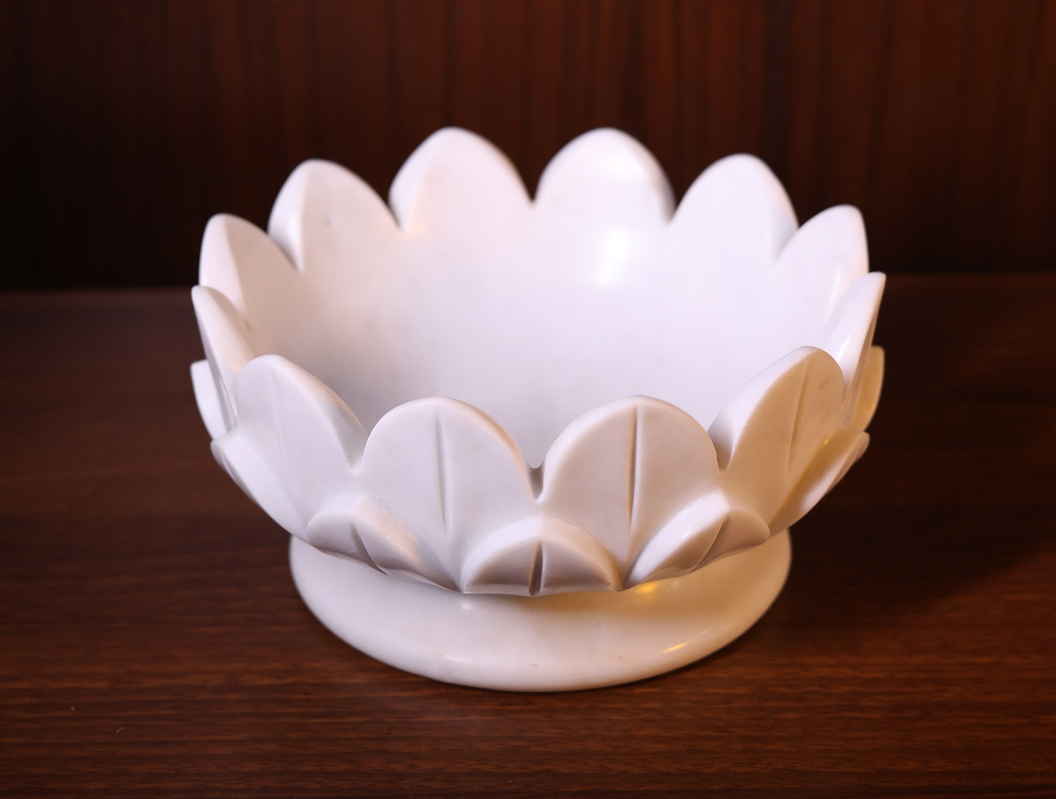 Serene Lotus Urli